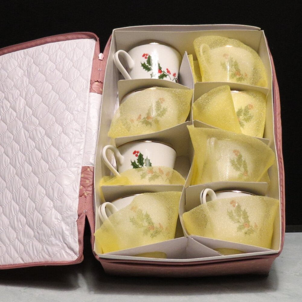 Set of 8 CHRISTMAS FINE CHINA HOLLY & BERRIES GOLD RIM 6oz. COFFEE TEA CUPs Japa
